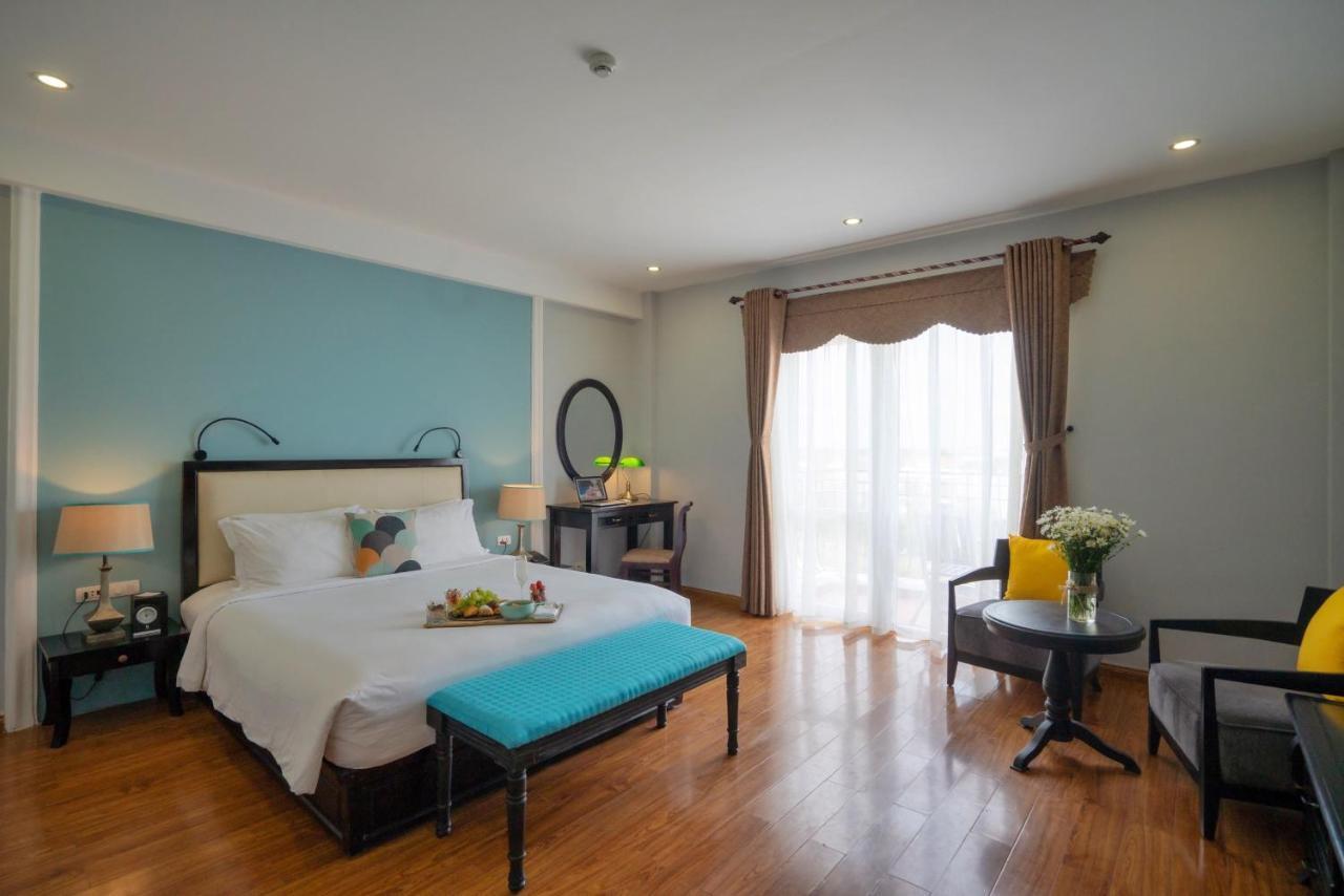 Junior Double Room with Balcony City view,1455661318:JPEG